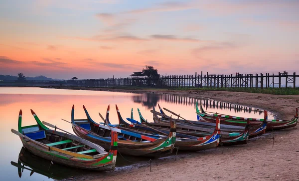 Barco de madera en Ubein Bridge al amanecer, Mandalay, Myanmar —  Fotos de Stock