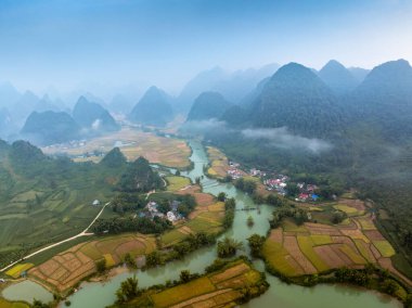 Phong Nam, Trung Khanh, Cao Bang, Vietnam 'daki nehir kenarındaki pirinç tarlalarının insansız hava aracı görüntüsü.