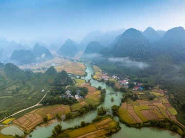 Phong Nam, Trung Khanh, Cao Bang, Vietnam 'daki nehir kenarındaki pirinç tarlalarının insansız hava aracı görüntüsü.
