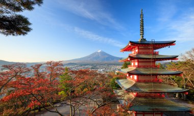 Mt. Fuji ile Chureito Pagoda adlı gündoğumu, Fujiyoshida, Japonya