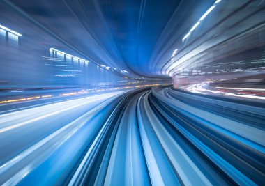 Tokyo, Japonya 'daki tünelin içinde hareket eden tren hareket bulanıklığı