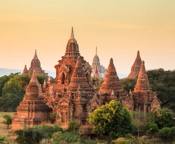 De tempels van bagan bij zonsondergang, bagan, myanmar — Stockfoto