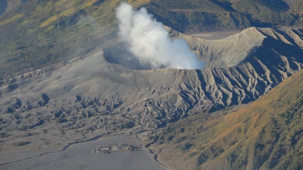Teremt a bróm vulkán, Tengger Semeru nemzeti park, Kelet-Jáva, Indonézia — Stock videók
