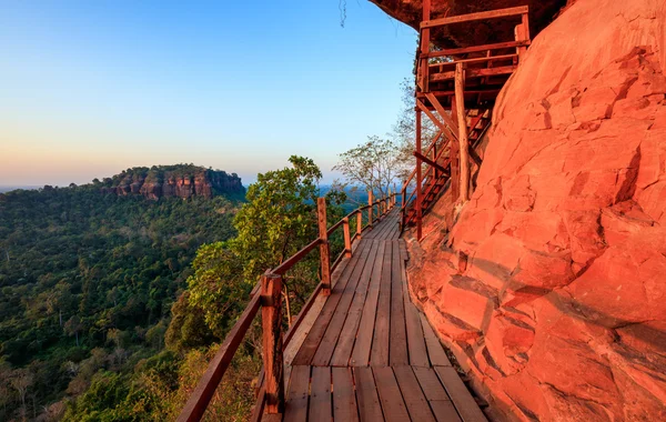 Puente de madera lateral del acantilado en Wat Phu tok, Bueng Kan, Tailandia — Foto de Stock