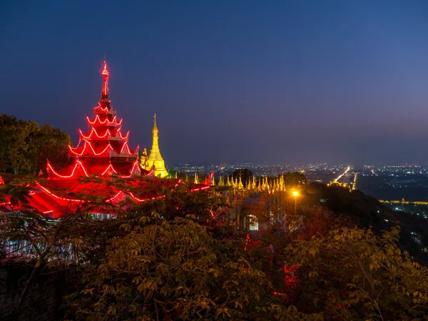 Temple de la colline de Mandalay la nuit, Mandalay, Myanmar — Photo