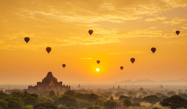 Globo sobre llanura de Bagan en la mañana brumosa, Myanmar —  Fotos de Stock