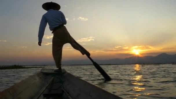 Pescatori di silhouette nel lago Inle al tramonto, Stato Shan, Myanmar — Video Stock