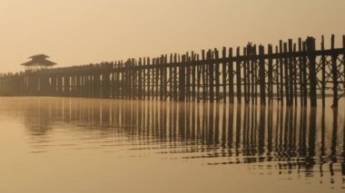 Gün doğumunda Ubein Köprüsü, Mandalay, Myanmar