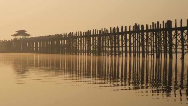 Puente de Ubein al amanecer, Mandalay, Myanmar — Vídeo de stock