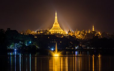 Shwedagon pagoda gece, Yangon, Myanmar 