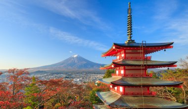 Mt. Fuji ile Chureito Pagoda adlı gündoğumu, Fujiyoshida, Japonya 