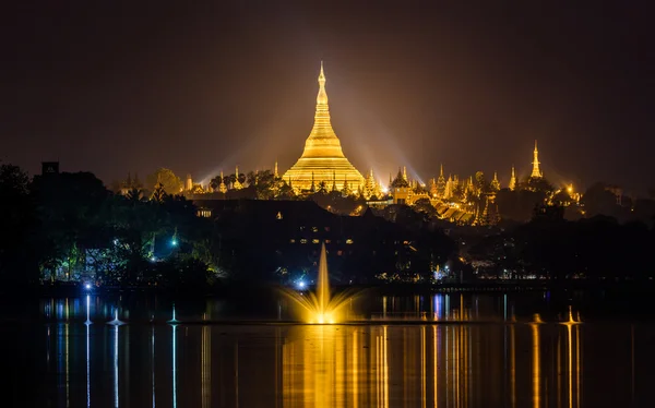 밤, 양곤, 미얀마에 Shwedagon 파고다 — 스톡 사진