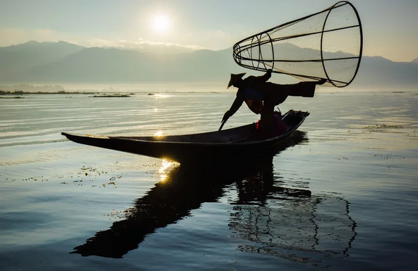 Pescadores en el lago Inle al amanecer, estado de Shan, Myanmar —  Fotos de Stock