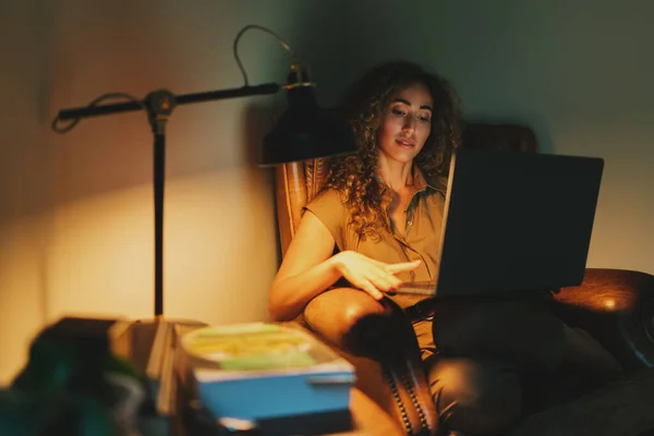 International Student Girl Relaxing Home Evening While Browsing Online Reading — Stok Foto