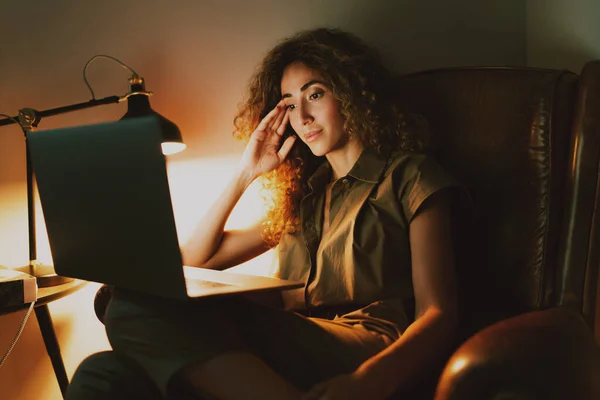 Schöne Frau Lässigem Outfit Sitzt Einem Bequemen Sessel Einem Wohnzimmer — Stockfoto