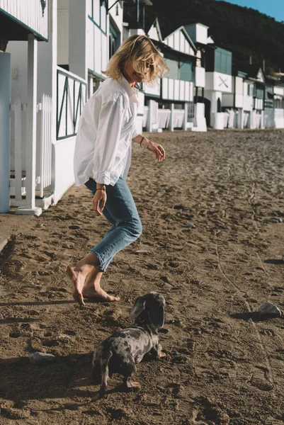 Glada Blonda Kvinna Leker Med Sin Vackra Hund Bredvid Strandhus — Stockfoto