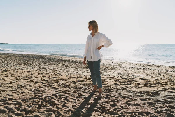 Full Lengde Portrett Elegant Blond Kvinne Hvit Skjorte Blå Jeans – stockfoto