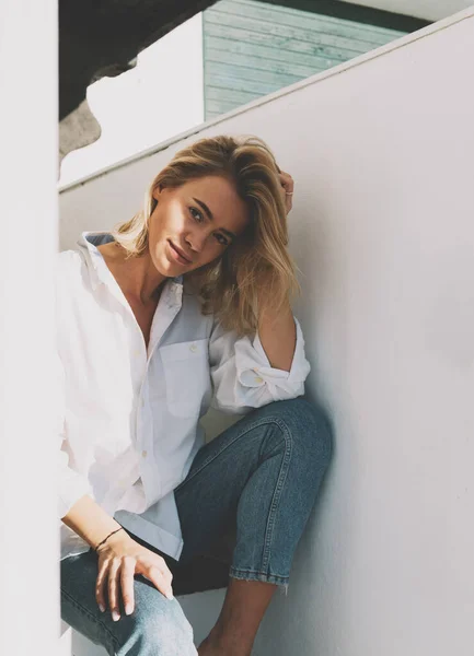 Cantik Tersenyum Wanita Pirang Mengenakan Kemeja Putih Dan Celana Jeans — Stok Foto