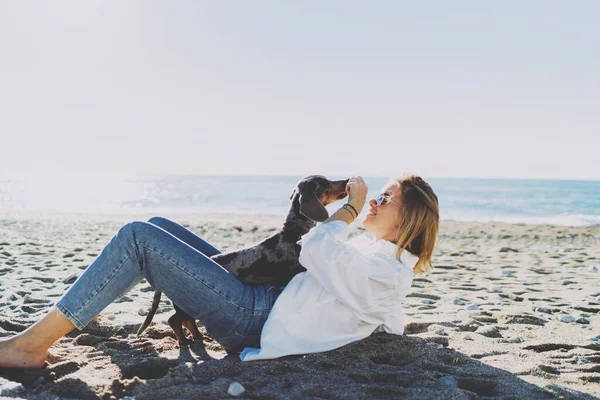 Pemilik Anjing Bahagia Memperlakukan Anjing Saat Bermain Tepi Pantai Wanita — Stok Foto