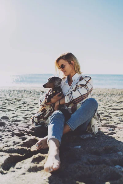 Model Cantik Terlihat Pirang Tersenyum Sambil Duduk Dengan Anjing Lucu — Stok Foto