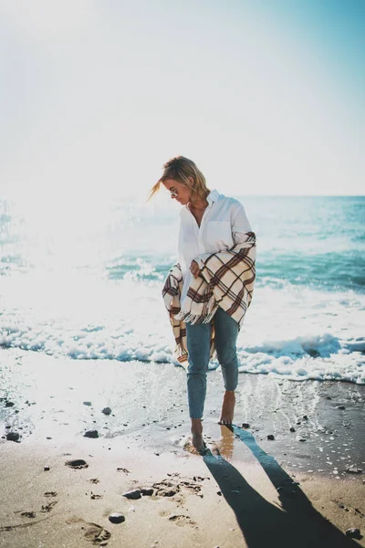 Blond Modell Ser Kvinna Vit Skjorta Och Blå Jeans Tittar — Stockfoto