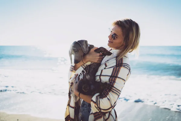 Menina Estudante Loira Feliz Óculos Sol Com Cobertor Seus Ombros — Fotografia de Stock