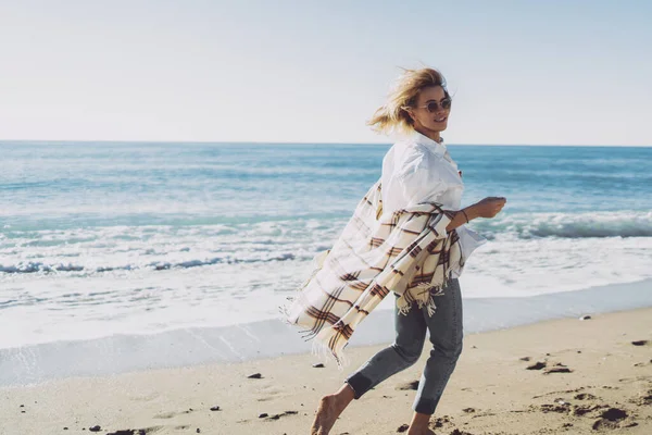 Charmante Touristinnen Mit Sonnenbrille Genießen Ihren Frühlingsurlaub Meer Schöne Blonde — Stockfoto