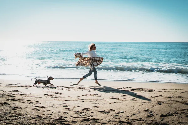 Sorridente Donna Bionda Che Corre Lungo Lato Mare Con Suo — Foto Stock