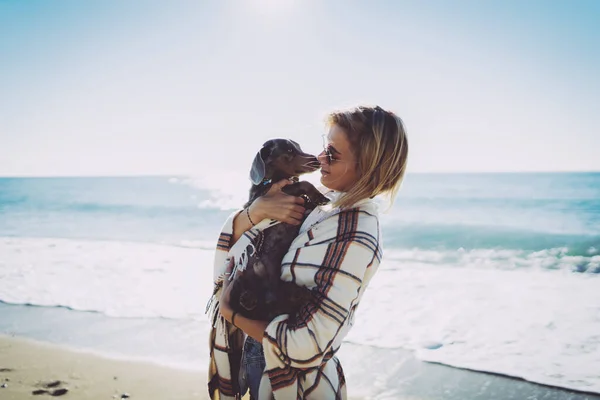 Mulher Loira Feliz Óculos Sol Com Cobertor Seus Ombros Abraçando — Fotografia de Stock