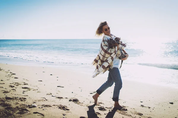 Donna Bionda Sorridente Abiti Casual Con Una Coperta Sulle Spalle — Foto Stock