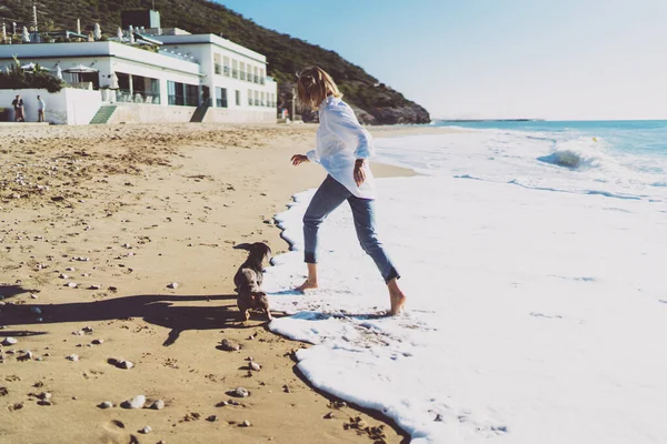 Wanita Pirang Muda Bermain Dengan Anjing Cantik Pantai Wanita Kulit — Stok Foto