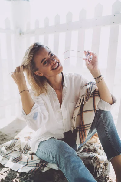 Retrato Una Joven Sonriente Con Pelo Largo Rubio Con Camisa —  Fotos de Stock