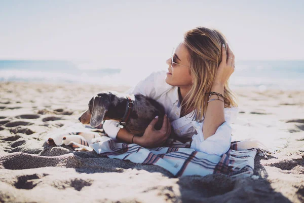 Ευτυχισμένος Καυκάσιος Κορίτσι Έχει Διασκέδαση Κατοικίδιο Ζώο Σκυλί Απολαμβάνοντας Ελεύθερο — Φωτογραφία Αρχείου