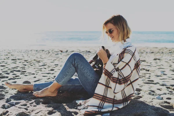 Zijaanzicht Horizontale Foto Van Een Vrolijke Blonde Vrouw Wit Shirt Rechtenvrije Stockafbeeldingen