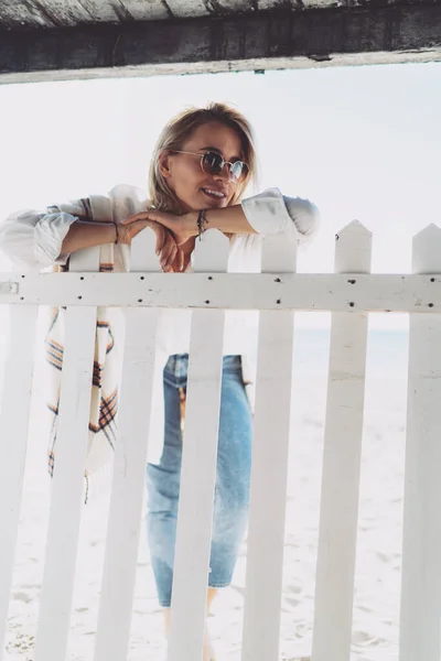 Elegante Mujer Rubia Con Gafas Sol Moda Atuendo Casual Apoyada Imagen de archivo