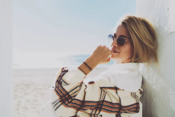 셔츠를 담요를 야외의 모습의 현대적 선글라스를 바라보고 암컷의 스톡 사진