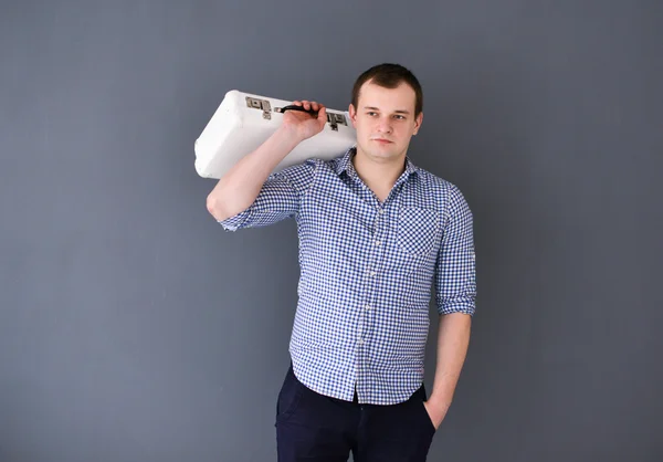 Retrato de un joven con bandolera aislada sobre fondo gris — Foto de Stock