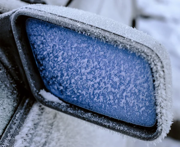 Aynadan karlı araba (close up) — Stok fotoğraf