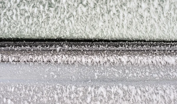 Coche congelado, fondo nevado — Foto de Stock