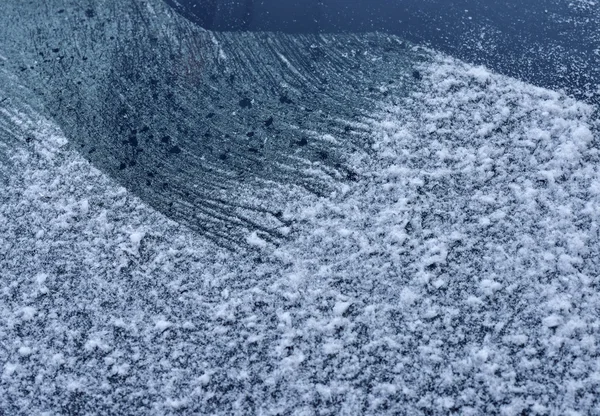 Congelado coche ventana, textura congelación hielo vidrio fondo — Foto de Stock