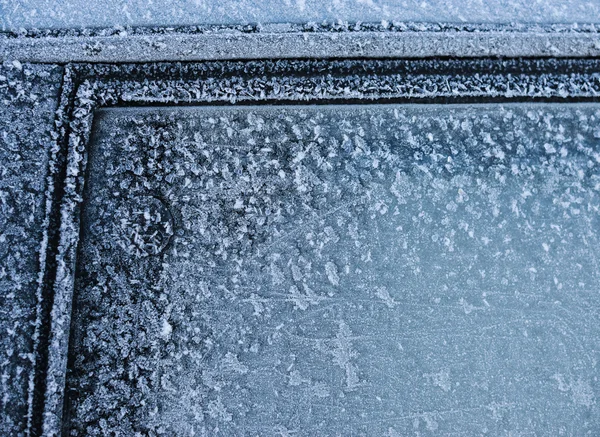 Congelado coche ventana, textura congelación hielo vidrio fondo — Foto de Stock