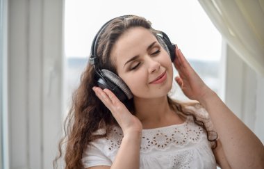 genç kadın kulaklıklar müzik dinlemek