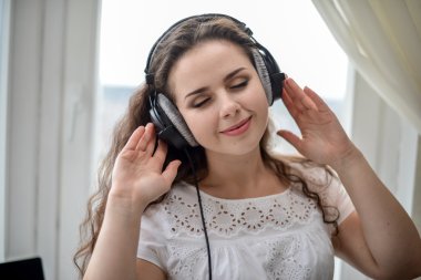 genç kadın kulaklıklar müzik dinlemek