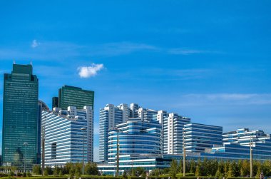 Astana içinde modern binalar