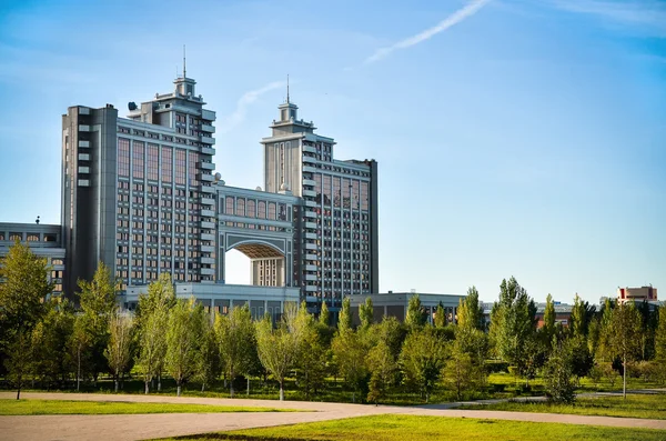 Komplex von Gebäuden auf dem runden Platz des Staatskonzerns Kazmunaigas — Stockfoto