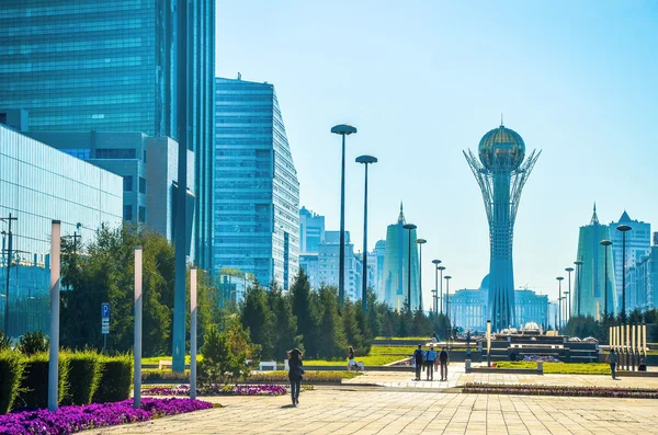 Bayterek is een monument en observatie toren in Astana — Stockfoto