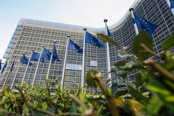 Bandeiras europeias em frente à sede da Comissão Europeia em Bruxelas, Bélgica — Fotografia de Stock