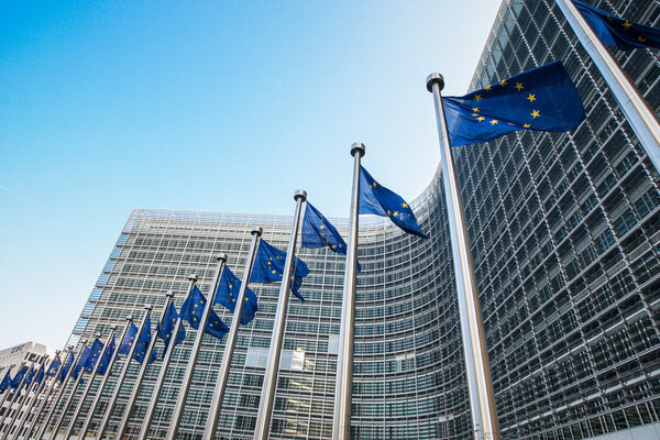 Европейские флаги перед штаб-квартирой Европейской комиссии в Брюсселе, Бельгия
