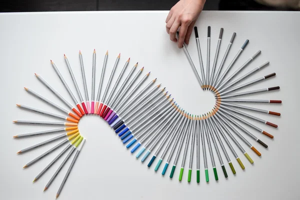 Färgglada pennor ordnade i en våg isolerade över vit bakgrund — Stockfoto