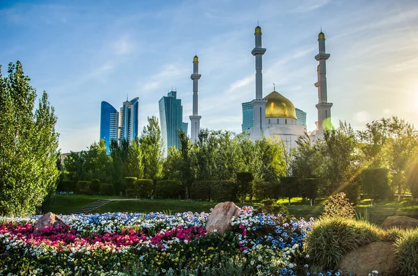 Größte Moschee in der Republik Kasachstan und Asien — Stockfoto